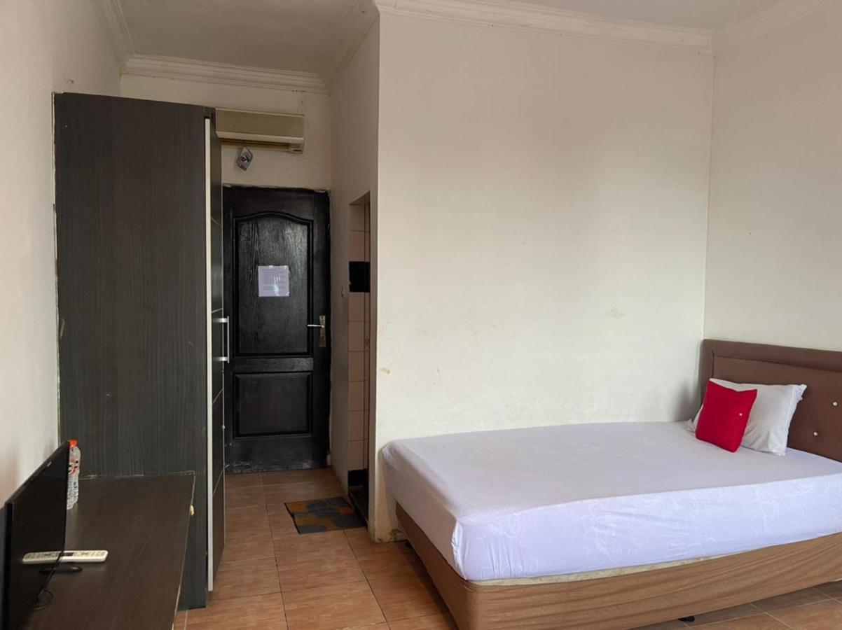 Oyo 90450 Sentra Inn Медан Екстериор снимка